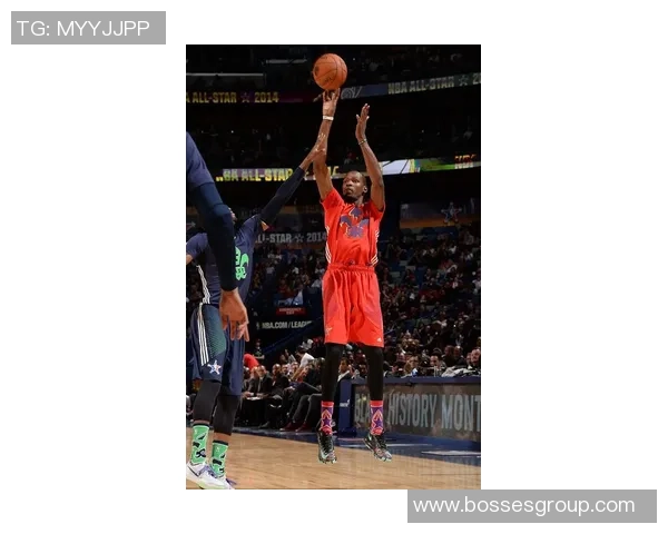 霍姆格伦新赛季首球精彩上演对抗 小贾巴里防守下成功上篮加罚