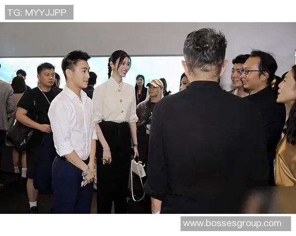 奚梦瑶逆天大长腿亮眼何猷君与表弟西蒙斯合影引关注